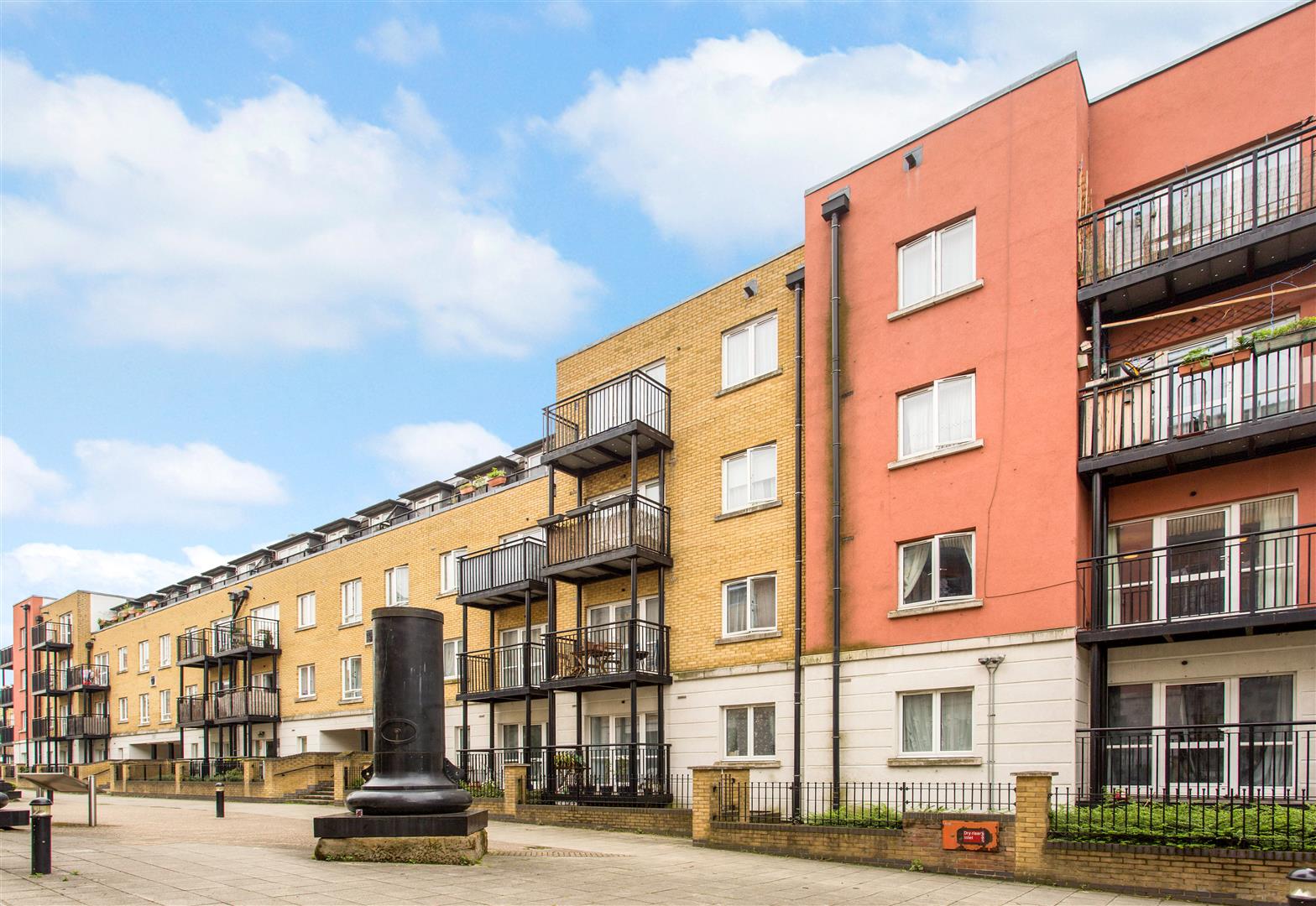 2 bed property in Mercer Court, Mile End